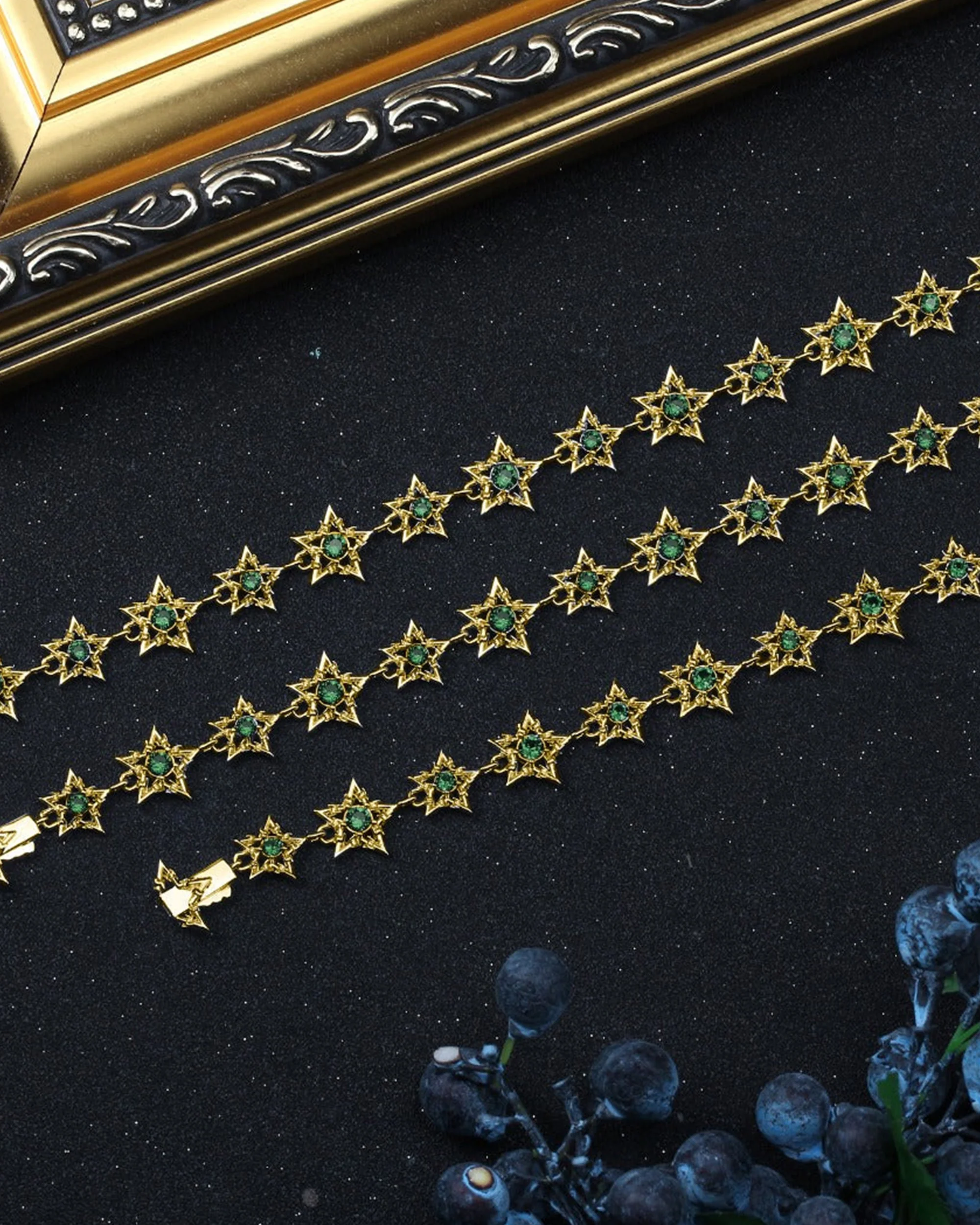 EMERALD BARBWIRE STAR BRACELET - GOLD - Image 2