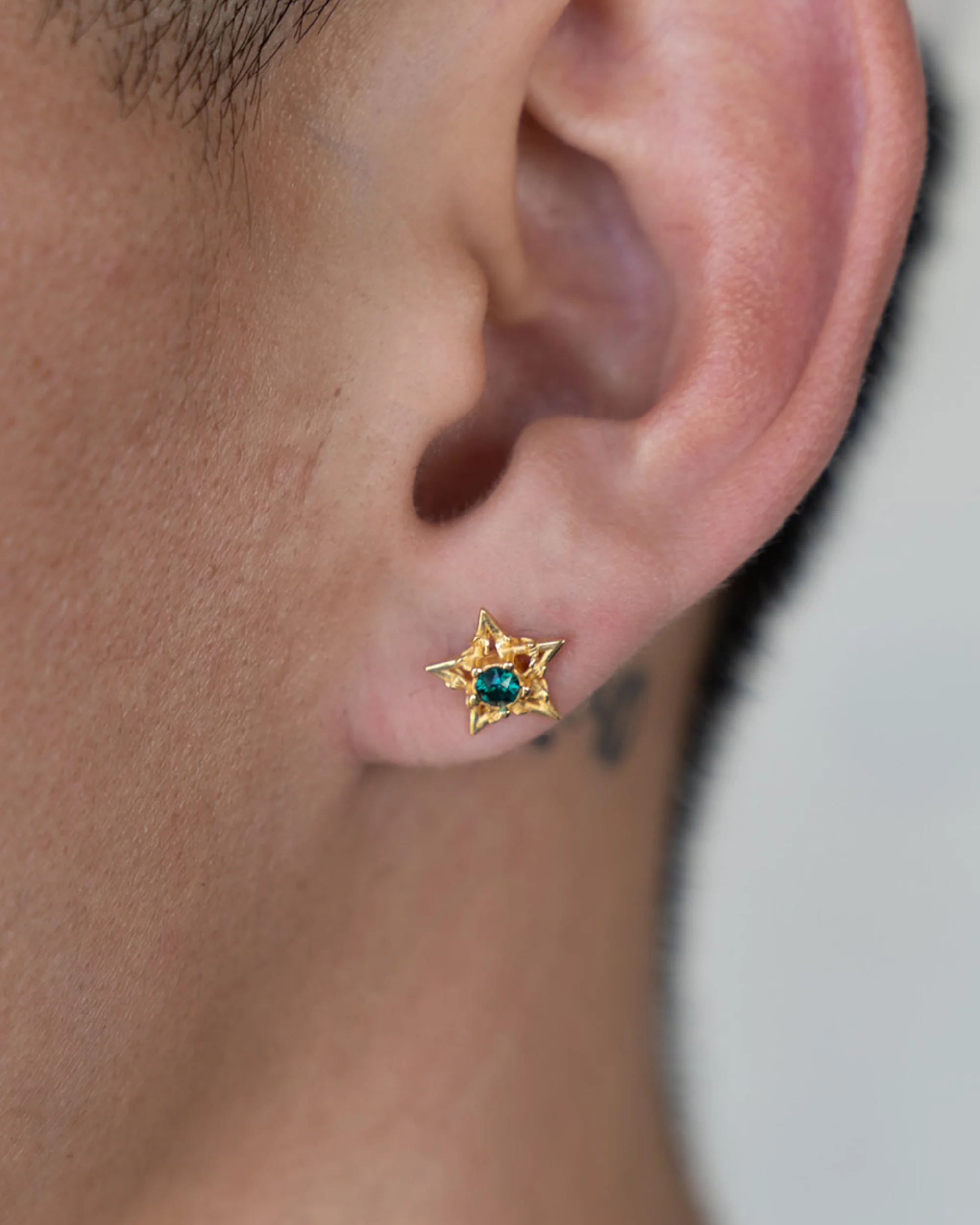 EMERALD GOLD BARBWIRE STAR EARRINGS - Image 2