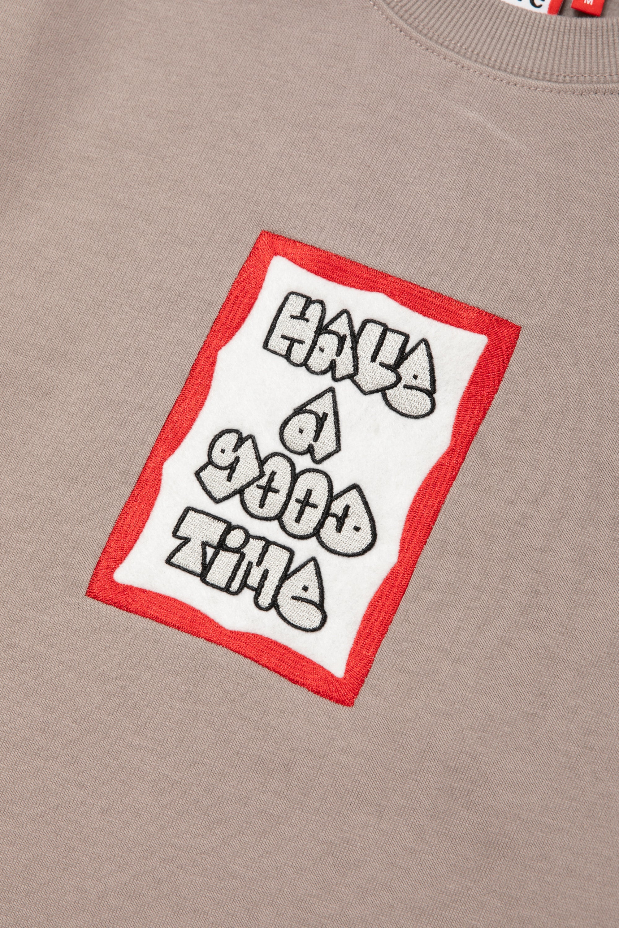 MOSU FRAME EMB CREWNECK FL GREIGE - Image 6